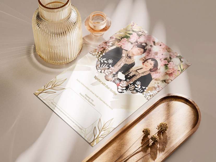 Undangan Gold Elegan Dengan Nuansa Bunga - Image 1