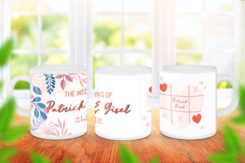 Mug Souvenir Pernikahan Floral Modern dengan Gambar Mainan Tic Tac Toe - Image 1