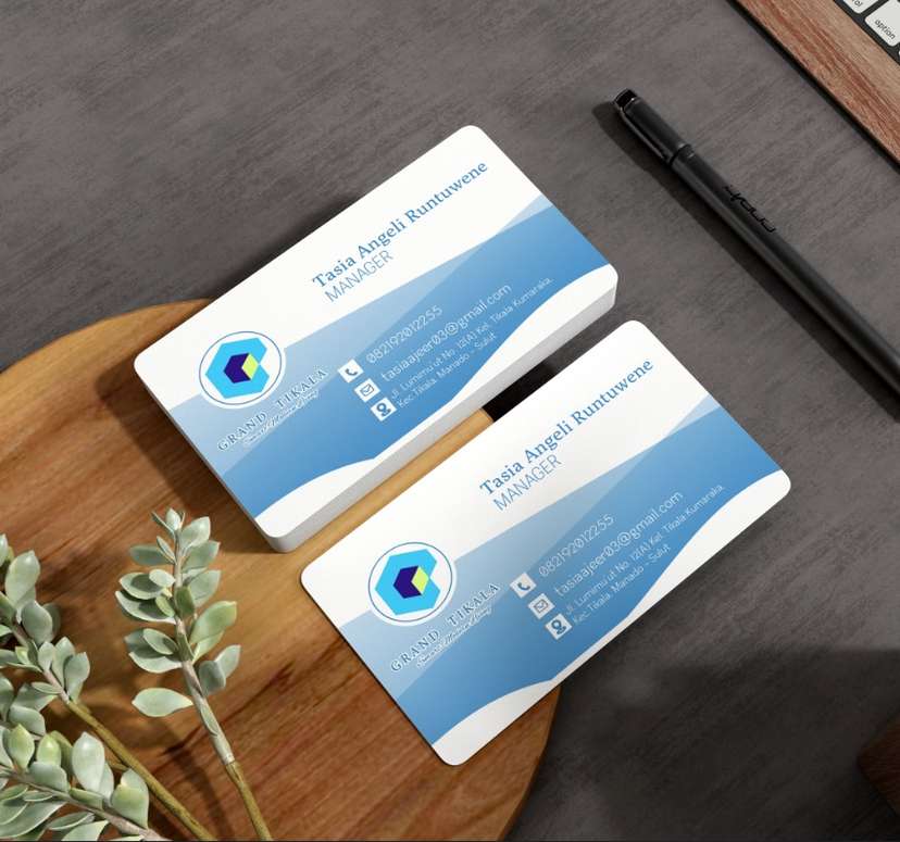 Kartu nama ini desain bersih dan profesional dengan kombinasi warna putih dan biru kesan modern, segar, dan terpercaya. - Image 1