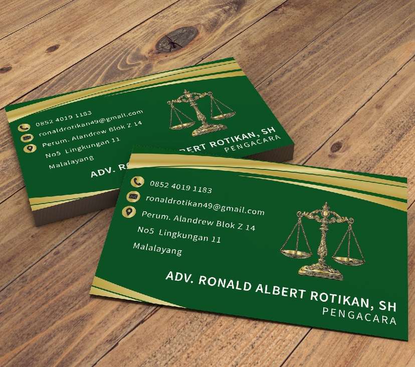 Kartu Nama Elegan dengan Sentuhan Hijau Tua dan Emas - Image 1