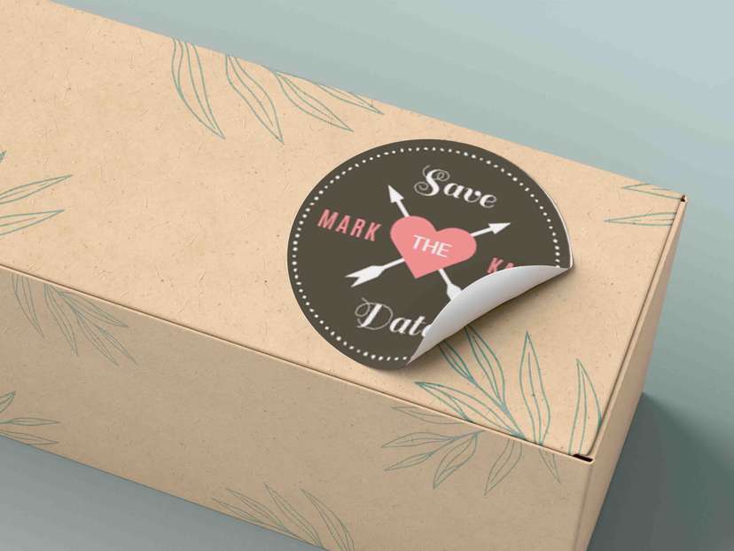 Stiker Save The Date Cinta Panah Silang dengan Nama Pasangan dan Nuansa Retro - Image 1