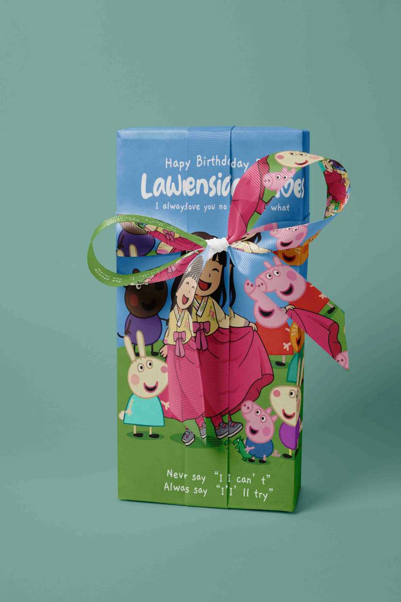 Kertas kado custom tema gadis bersama peppa pig - Image 1