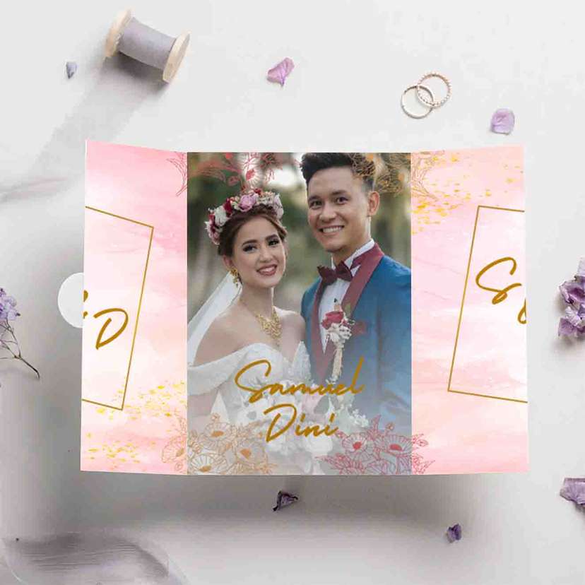 Undangan Pernikahan Elegant Lipat Tiga Pink Pastel - Image 1